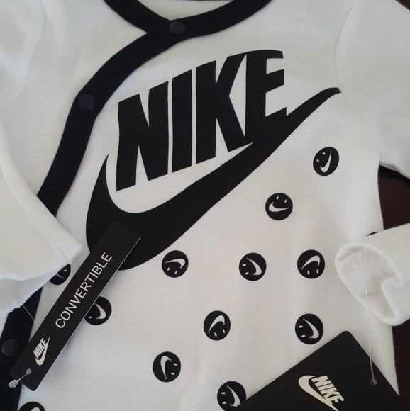 Nike Baby Smiley Coverall Footed Sleeper White/ Black Size 6M NWT - Picture 3 of 5